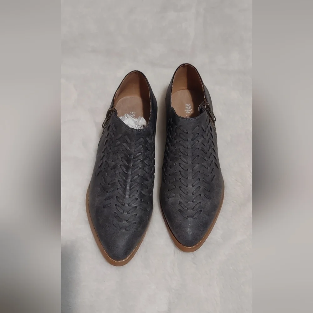 Mi.iM Gray and Brown Flats with Textured Design